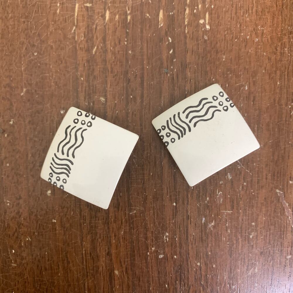 Vintage 80s 90s whiteβ square black squiggle line statement clip on earrings